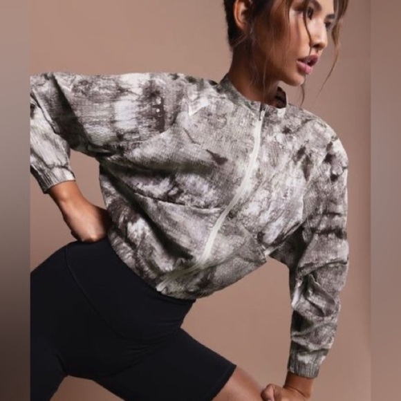 GymShark ELEVATE WOVEN JACKET Crop Full Zip Up Long Sleeve Athletic Gym Size M - Picture 1 of 12